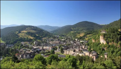 Quel est ce village du sud du département, situé dans la vallée de la Jonte, entre les contreforts du mont Aigoual, au sud-est et le causse Méjean ?