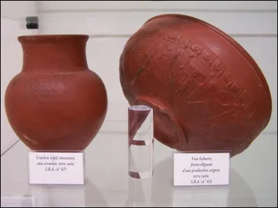 Quel est ce village, situé à la bordure ouest du département, connu pour avoir été un important centre de production de céramiques à l'époque romaine ?