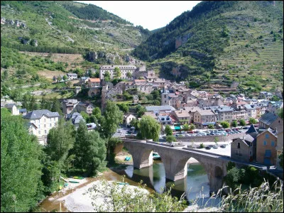 Quel est ce village situé dans les gorges du Tarn, sur le flanc du causse de Sauveterre ?