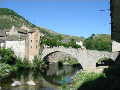 Quel est ce village, situé en bordure des Cévennes, non loin des sources du Tarn, connu pour avoir été, le 24 juillet 1702, le point de départ de guerre des Camisards, soulèvement de paysans protestants des Cévennes et du Bas-Languedoc sous le règne de Louis XIV ?