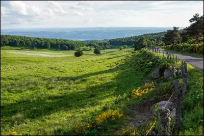 Quelle est cette région naturelle, s'étendant sur le nord-est du département, ensemble de hauts plateaux cristallins entre lAubrac et les Cévennes ?