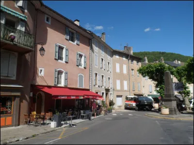 Quelle est cette petite ville de 2 000 habitants, sous-préfecture située en bordure des Cévennes, dans le sud du département ?
