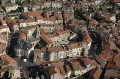 Quelle est cette petite ville de 2 800 habitants située à 950 m d'altitude dans le nord-est du département ?
