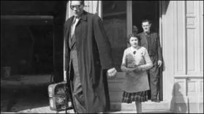 Km 127, 8 : Aulus-les-Bains. Allons ! Allons ! On reprend les bâtons ! En route pour 90 minutes de marche sur un chemin balisé pour découvrir la merveille d'Aulus, la cascade d'Ars. Avec ses trois niveaux de chute, de quelle hauteur ses eaux s'élancent-elles ?