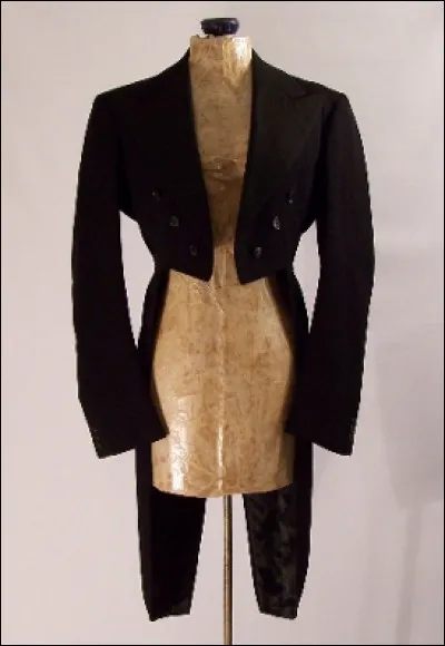 Quel est ce vêtement de cérémonie en Q, court devant et avec de longues basques pointues derrière ?