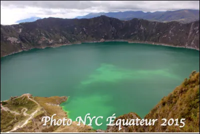 Quel est ce volcan en Q d'Équateur (3 914 m) dont le cratère contient un lac vert émeraude envoûtant ?