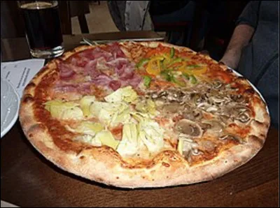 Quelle est cette variété en Q de pizza en quatre portions garnies chacune de différents ingrédients ?