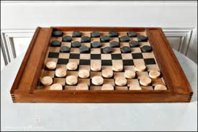 Combien de cases sur un plateau du jeu de dames ?