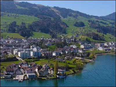 Ville située au bord du lac de Zürich, Altendorf se situe...