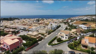 Nous sommes à Brito, une autre petite ville avec également 4700 habitants. Savez-vous dans quel pays elle se trouve ?