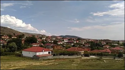 Nous voici à Bilisht, une ville d'environ 6000 habitants. Dans quel pays est-elle localisée ?