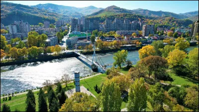 L'avant-dernière ville se nomme Zenica. Elle ne compte pas moins de 77 000 habitants. Nous nous trouvons en...