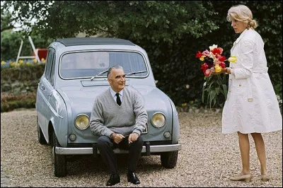 Quel homme politique pose devant la Renault 4 de son épouse ?