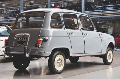 À l'opposé de la gamme, la R4 Super est commercialisée en 1962. Quelle est l'originalité de ce modèle ?