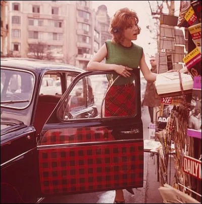 En 1964 une version "parisienne" avec un tartan écossais apparait sur les portières afin d'attirer une clientèle féminine. Quelle chanteuse fait la promotion de ce modèle ?