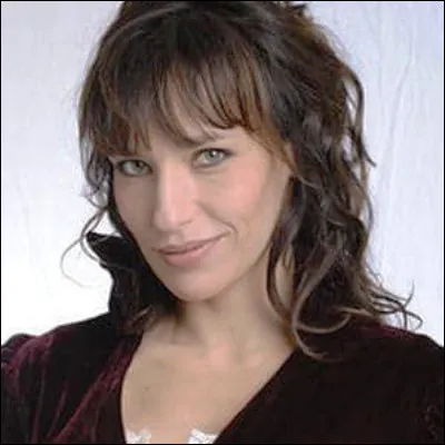 Dans quelle série télévisée le personnage incarné par Julie Debazac travaille-t-elle pour le cabinet Zelder-Carvani ?