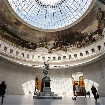 Quel édifice parisien de plan circulaire construit en 1767 par François-Joseph Bélanger et Henri Blondel abrite la collection Pinault ?