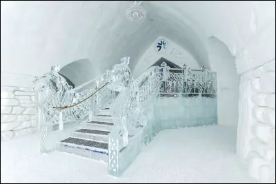Dans quelle ville peut-on retrouver un hôtel fait entièrement de glace ?