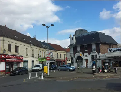 Quelle est cette ville de 13 000 habitants, située près de Creil, ville de tradition industrielle confrontée à de nombreuses fermetures d'entreprises ?