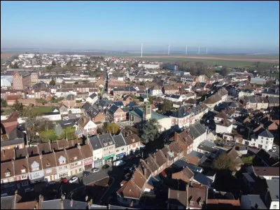 Quelle est cette petite ville de 4 000 habitants, située dans le nord du département, entre le Beauvaisis et le Santerre ?