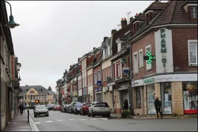 Quelle est cette petite ville de 2 500 habitants, située dans le nord-ouest du département, aux limites du Pays de Bray et de la Seine-Maritime ?