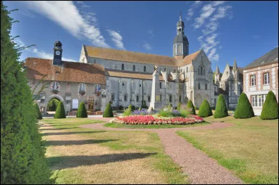 Quel est ce village, situé dans l'ouest du département, dans le Pays de Bray, connu pour son abbatiale, mélange de styles roman et gothique, considérée comme un exemple caractéristique de la première génération gothique ?