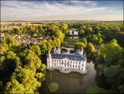 Quel est ce village, situé dans une forêt au sud de Senlis, en bordure de l'Île-de-France, connu pour son château et pour le parc Jean-Jacques-Rousseau ?