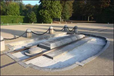 Quel est ce village, situé près de Compiègne dans la vallée de l'Aisne, qui a donné son nom à la "clairière de l'Armistice" ?