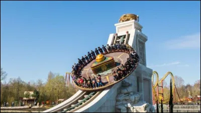 Que est ce complexe touristique comprenant un parc à thèmes et trois hôtels, ouvert en 1989, troisième parc à thèmes de France par sa fréquentation ?