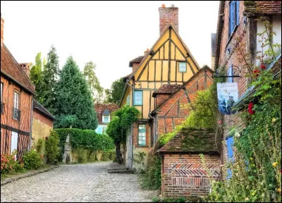 Quelle est ce village, situé dans l'ouest du département, qui fait partie des "plus beaux villages de France"