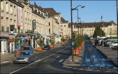 Quelle est cette ville, la troisième avec 36 000 habitants et 120 000 dans son unité urbaine, la première du département ?