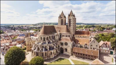 Quelle est cette ville de 13 000 habitants, située dans le nord-est du département, dans la vallée de l'Oise, connue pour sa cathédrale, l'une des premières grandes églises gothiques ?