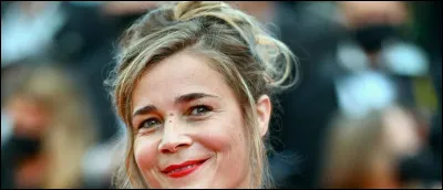 Mon premier habille, mon second remplace "il", un rapace se pose sur mon troisième, mon tout est une plante réputée mousseuse !