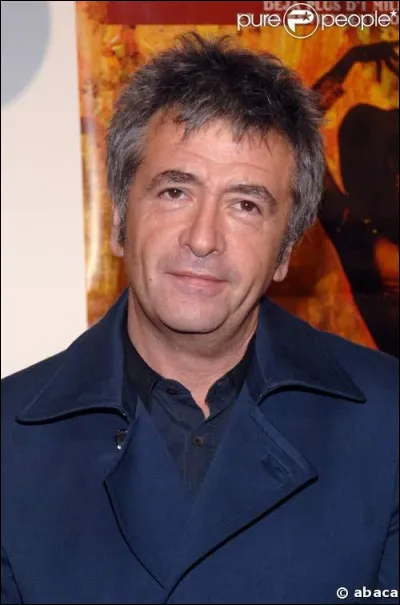 Une brigade porte mon premier au pluriel, mon second est un poisson, mon troisième ne dit pas la vérité, mon tout est un adverbe qui ne brille pas par son intelligence !