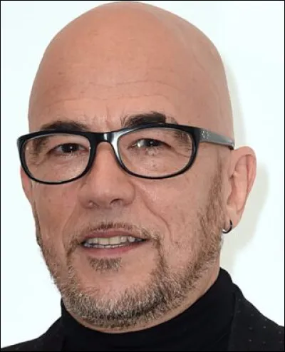 Qui est cet auteur-compositeur-interprète français en O ?