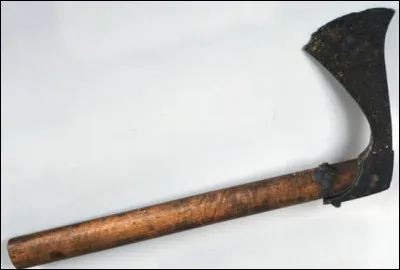 Quelle est cette arme de guerre en F, une hache utilisée par les guerriers francs ?