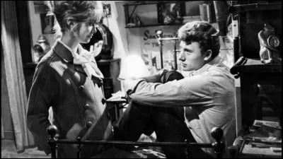 Johnny Hallyday a commencé en 1962 sa carrière d'acteur dans ce film à sketchs avec Catherine Deneuve, Françoise Arnoul, Dany Robin, et Dany Saval :