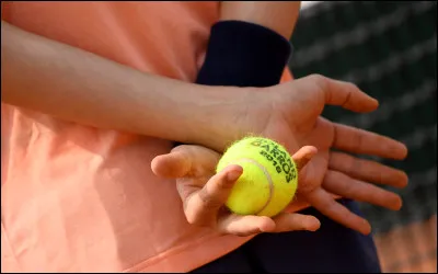 Une paire de double féminin est disqualifiée après avoir jeté une balle sur la tête d'une ramasseuse.