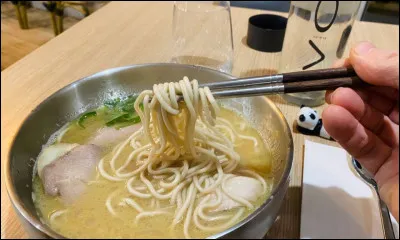 Quelle est la marque de nouilles instantan&eacute;es tr&egrave;s c&eacute;l&egrave;bre en Tha&iuml;lande ?