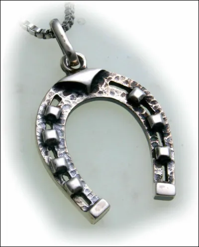 Fer à cheval : ce bijou vous portera-t-il bonheur ?