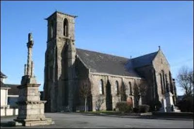 Voici l'église Saint-Pierre-et-Saint-Paul, à Carnoët. Village de l'arrondissement de Guingamp, il se situe dans le département ...
