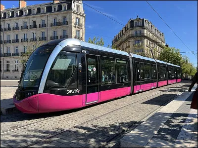 Vous l'aurez reconnu... Ce tramway appartient à la ville de...