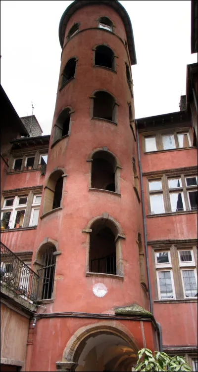 Dans quelle ville pouvez-vous descendre des hauteurs par les traboules ?