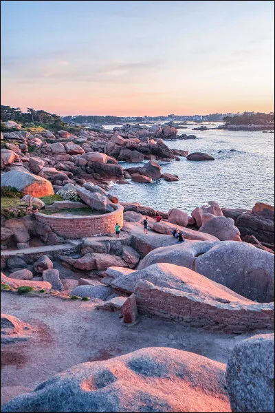 Que devez-vous ajouter à "per" pour trouver le nom de la commune où se trouve la Côte de granit rose...