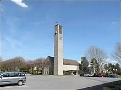 Voici l'église Saint-Denis, à Bernes-sur-Oise. Ville francilienne, elle se situe dans le département ...