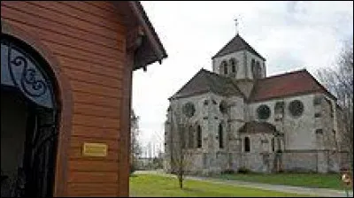 Sur cette image vous avez en premier plan un bout de la chapelle Notre-Dame-de-Bonsecours et au deuxième plan l'église Sainte-Croix, à Boult-sur-Suippe. Commune de l'aire d'attraction Rémoise, elle se situe dans le département ...