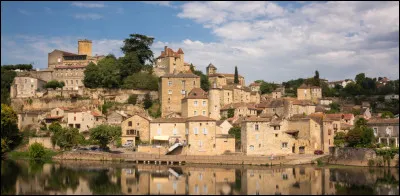Quel est ce village de la vallée du Lot, au centre d'une petite région agricole réputée pour ses vignes produisant le vin de Cahors ?