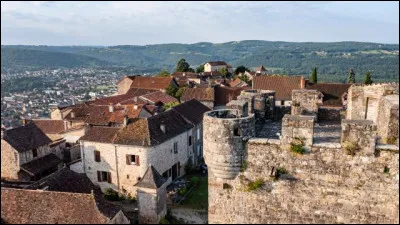 Quel est ce village du sud du département, ancienne place fortifiée dominant la vallée du Lot ?