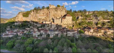 Quel est ce village, lieu de pèlerinage et site touristique, bâti sur le flanc d'une falaise dominant de 150 mètres la vallée encaissée de l'Alzou ?