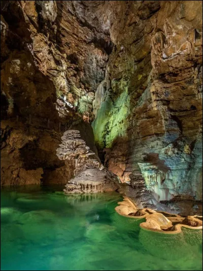Quel est ce gouffre, grande cavité naturelle, à 103 mètres de profondeur, au fond de laquelle coule une rivière souterraine ?